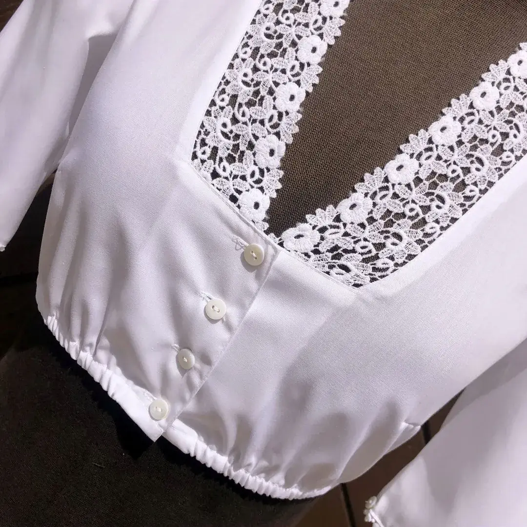 Waldorff Dirndlbluse kurzarm mit V-Ausschnitt No. 27 – Bild 33 – Chiemgauer Heimatwerk Trachten-Onlineshop Waldorff Dirndlbluse kurzarm mit V-Ausschnitt No. 27 - Bild 33 - Chiemgauer Heimatwerk Trachten-Onlineshop