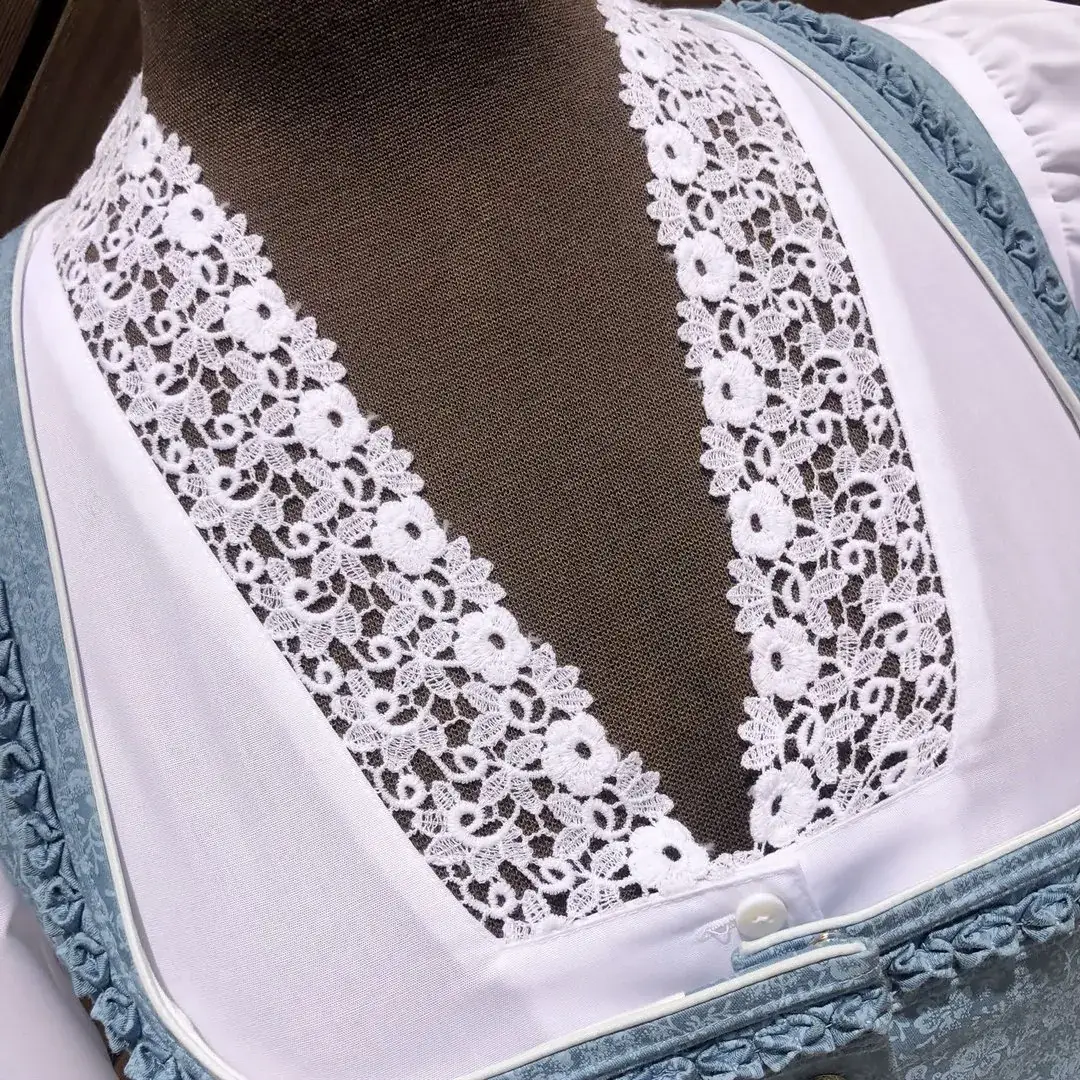 Waldorff Dirndlbluse kurzarm mit V-Ausschnitt No. 27 – Bild 45 – Chiemgauer Heimatwerk Trachten-Onlineshop Waldorff Dirndlbluse kurzarm mit V-Ausschnitt No. 27 - Bild 45 - Chiemgauer Heimatwerk Trachten-Onlineshop