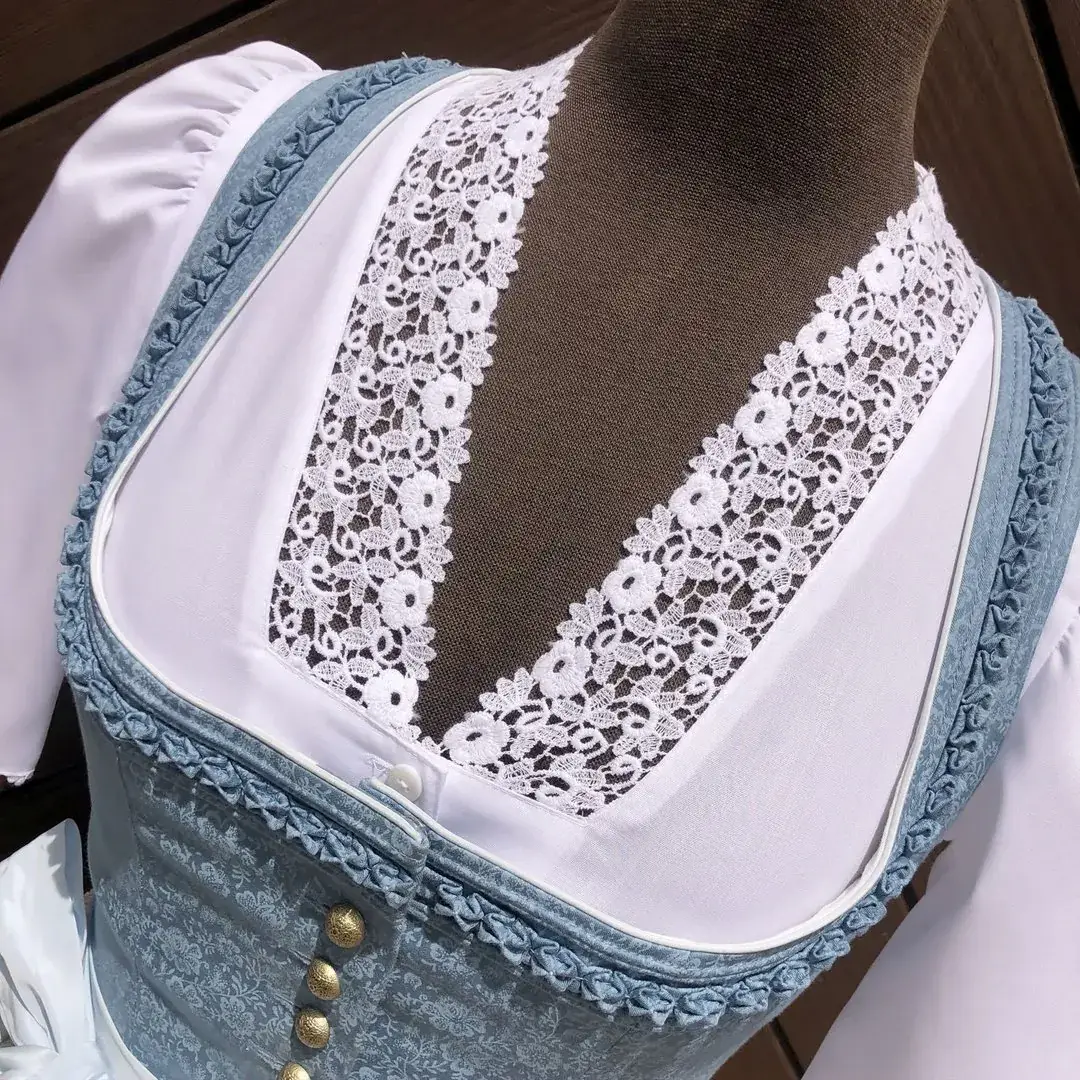 Waldorff Dirndlbluse kurzarm mit V-Ausschnitt No. 27 – Bild 7 – Chiemgauer Heimatwerk Trachten-Onlineshop Waldorff Dirndlbluse kurzarm mit V-Ausschnitt No. 27 - Bild 7 - Chiemgauer Heimatwerk Trachten-Onlineshop