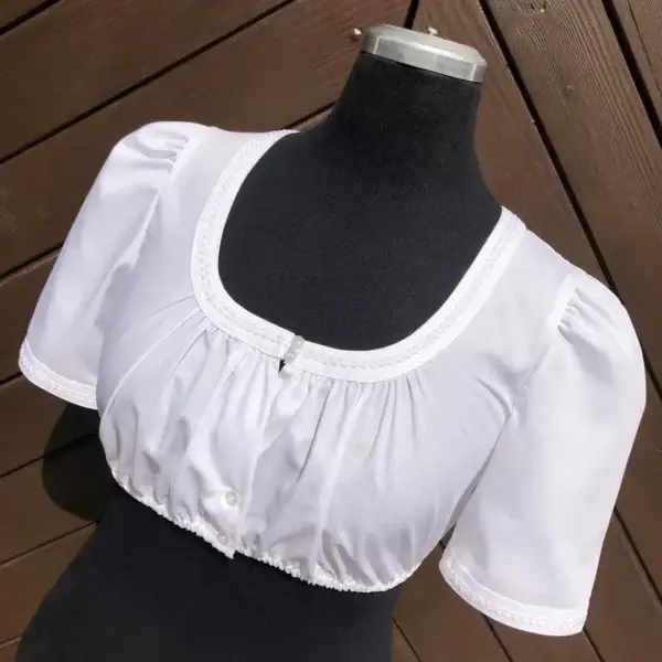 Waldorff Dirndlbluse kurzarm mit weißer Bogenborte – Bild 1 – Chiemgauer Heimatwerk Trachten-Onlineshop Waldorff Dirndlbluse kurzarm mit weißer Bogenborte - Bild 1 - Chiemgauer Heimatwerk Trachten-Onlineshop