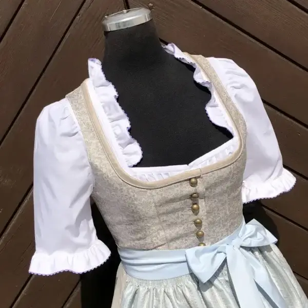 Waldorff Dirndlbluse kurzarm mit Zackenlitze flieder No. 1 – Bild 1 – Chiemgauer Heimatwerk Trachten-Onlineshop Waldorff Dirndlbluse kurzarm mit Zackenlitze flieder No. 1 - Bild 1 - Chiemgauer Heimatwerk Trachten-Onlineshop