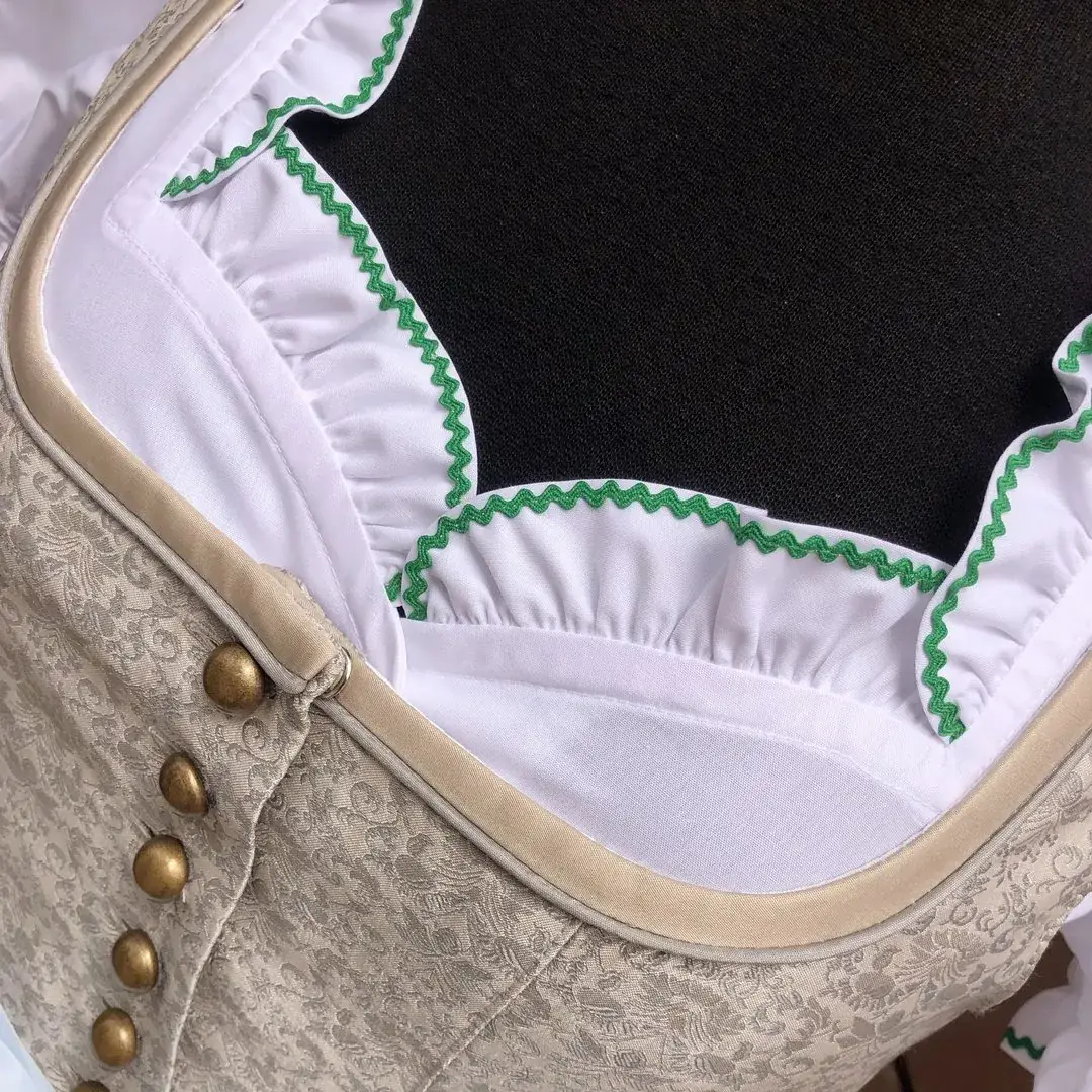 Waldorff Dirndlbluse kurzarm mit Zackenlitze grün No. 2 – Bild 6 – Chiemgauer Heimatwerk Trachten-Onlineshop Waldorff Dirndlbluse kurzarm mit Zackenlitze grün No. 2 - Bild 6 - Chiemgauer Heimatwerk Trachten-Onlineshop