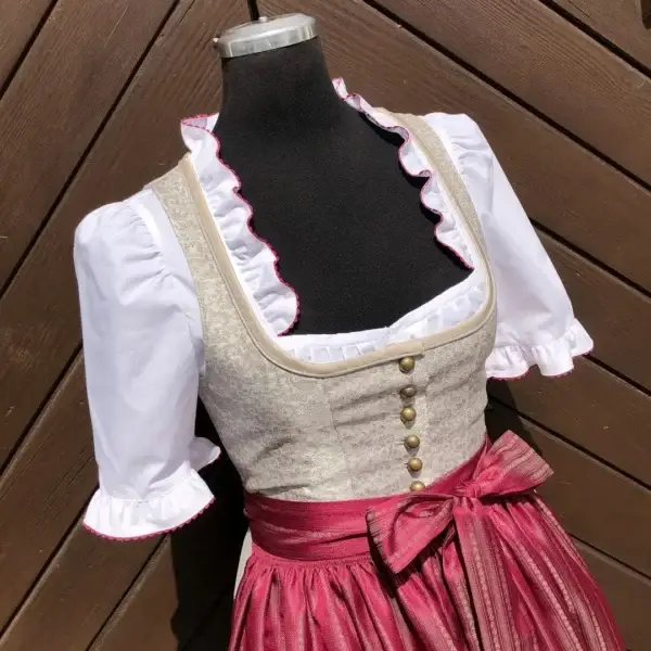 Waldorff Dirndlbluse kurzarm mit Zackenlitze pink No. 3 – Bild 1 – Chiemgauer Heimatwerk Trachten-Onlineshop Waldorff Dirndlbluse kurzarm mit Zackenlitze pink No. 3 - Bild 1 - Chiemgauer Heimatwerk Trachten-Onlineshop
