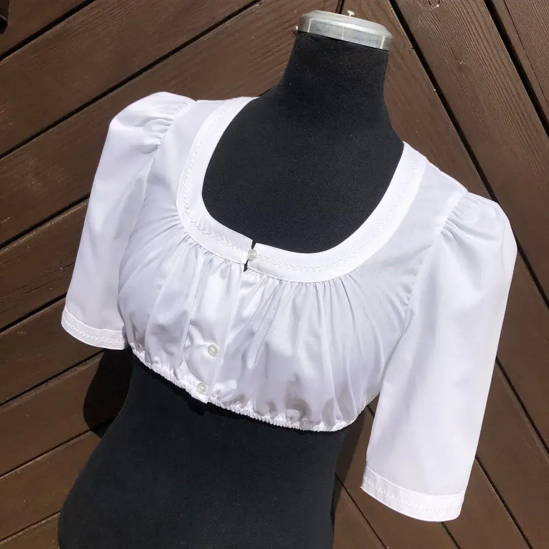 Waldorff Dirndlbluse kurzarm Stickerei weiß No. 1 – Bild 2 – Chiemgauer Heimatwerk Trachten-Onlineshop Waldorff Dirndlbluse kurzarm Stickerei weiß No. 1 - Bild 2 - Chiemgauer Heimatwerk Trachten-Onlineshop