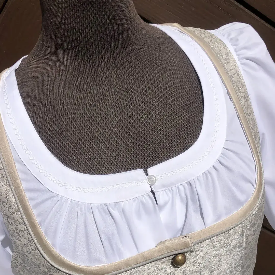 Waldorff Dirndlbluse kurzarm Stickerei weiß No. 1 – Bild 4 – Chiemgauer Heimatwerk Trachten-Onlineshop Waldorff Dirndlbluse kurzarm Stickerei weiß No. 1 - Bild 4 - Chiemgauer Heimatwerk Trachten-Onlineshop