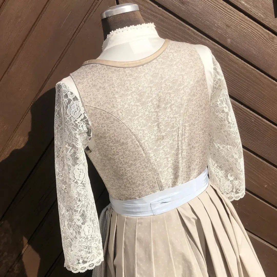 Waldorff Dirndlbluse langarm in creme No. 2 – Bild 28 – Chiemgauer Heimatwerk Trachten-Onlineshop Waldorff Dirndlbluse langarm in creme No. 2 - Bild 28 - Chiemgauer Heimatwerk Trachten-Onlineshop