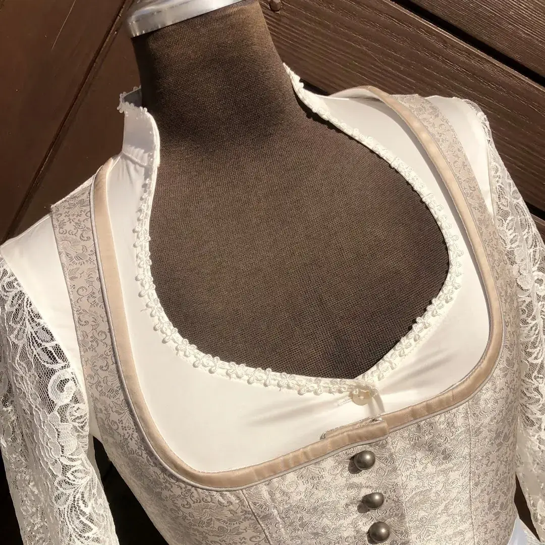 Waldorff Dirndlbluse langarm in creme No. 2 – Bild 30 – Chiemgauer Heimatwerk Trachten-Onlineshop Waldorff Dirndlbluse langarm in creme No. 2 - Bild 30 - Chiemgauer Heimatwerk Trachten-Onlineshop