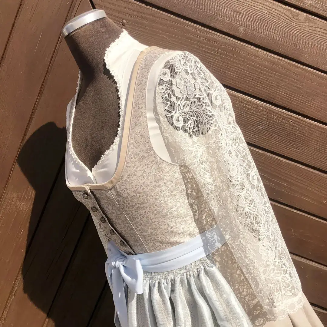 Waldorff Dirndlbluse langarm in creme No. 2 – Bild 6 – Chiemgauer Heimatwerk Trachten-Onlineshop Waldorff Dirndlbluse langarm in creme No. 2 - Bild 6 - Chiemgauer Heimatwerk Trachten-Onlineshop