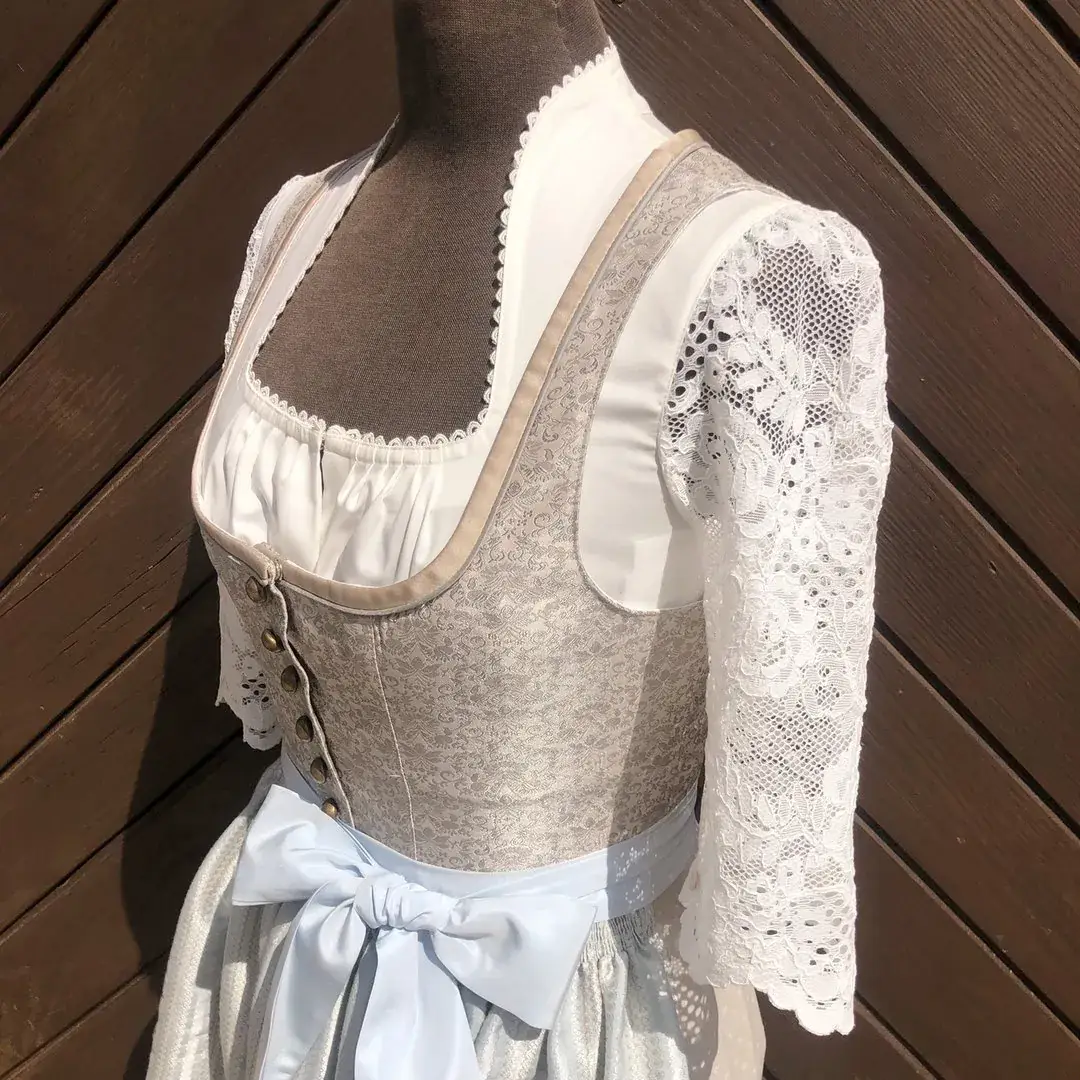 Waldorff Dirndlbluse langarm in creme No. 4 – Bild 11 – Chiemgauer Heimatwerk Trachten-Onlineshop Waldorff Dirndlbluse langarm in creme No. 4 - Bild 11 - Chiemgauer Heimatwerk Trachten-Onlineshop