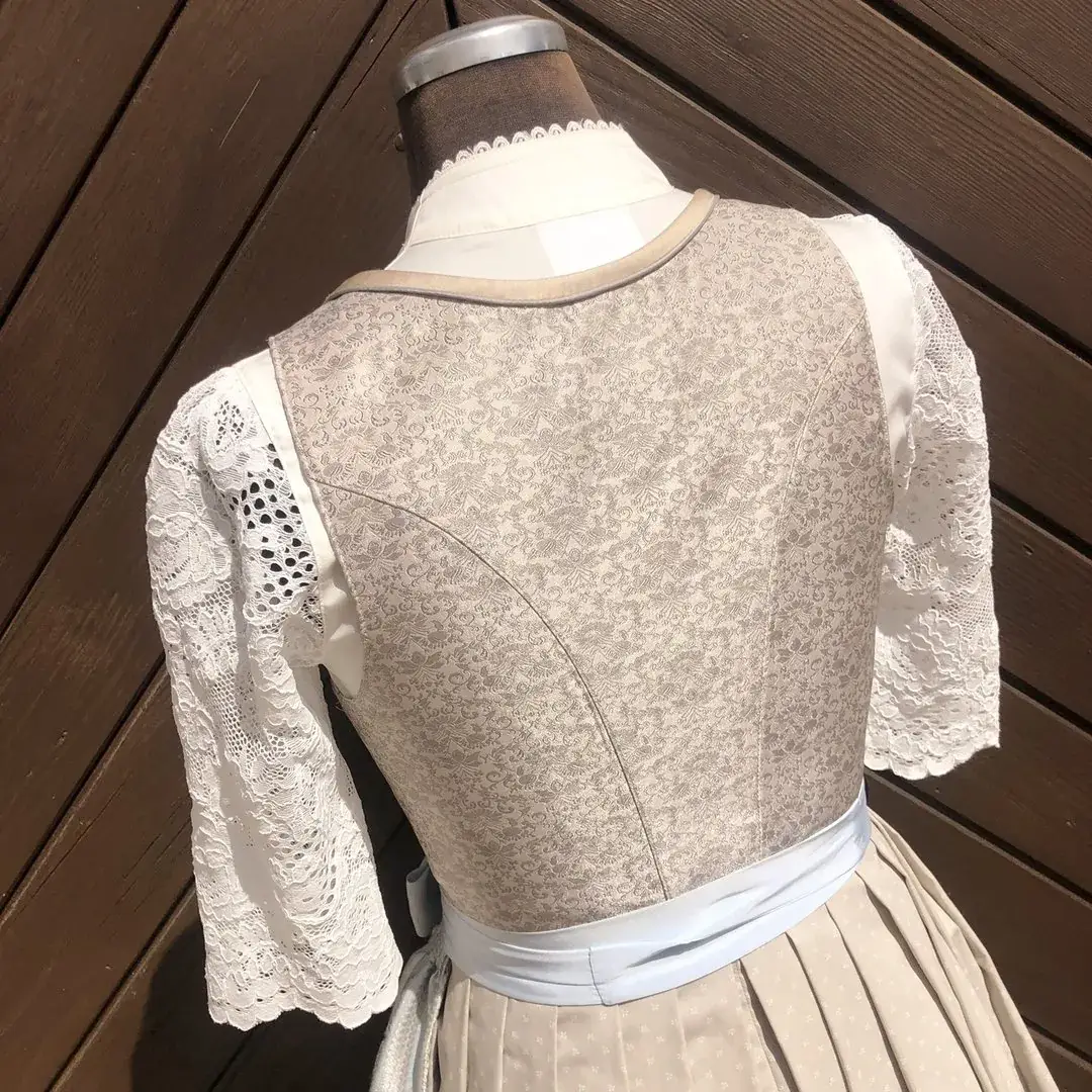 Waldorff Dirndlbluse langarm in creme No. 4 – Bild 21 – Chiemgauer Heimatwerk Trachten-Onlineshop Waldorff Dirndlbluse langarm in creme No. 4 - Bild 21 - Chiemgauer Heimatwerk Trachten-Onlineshop