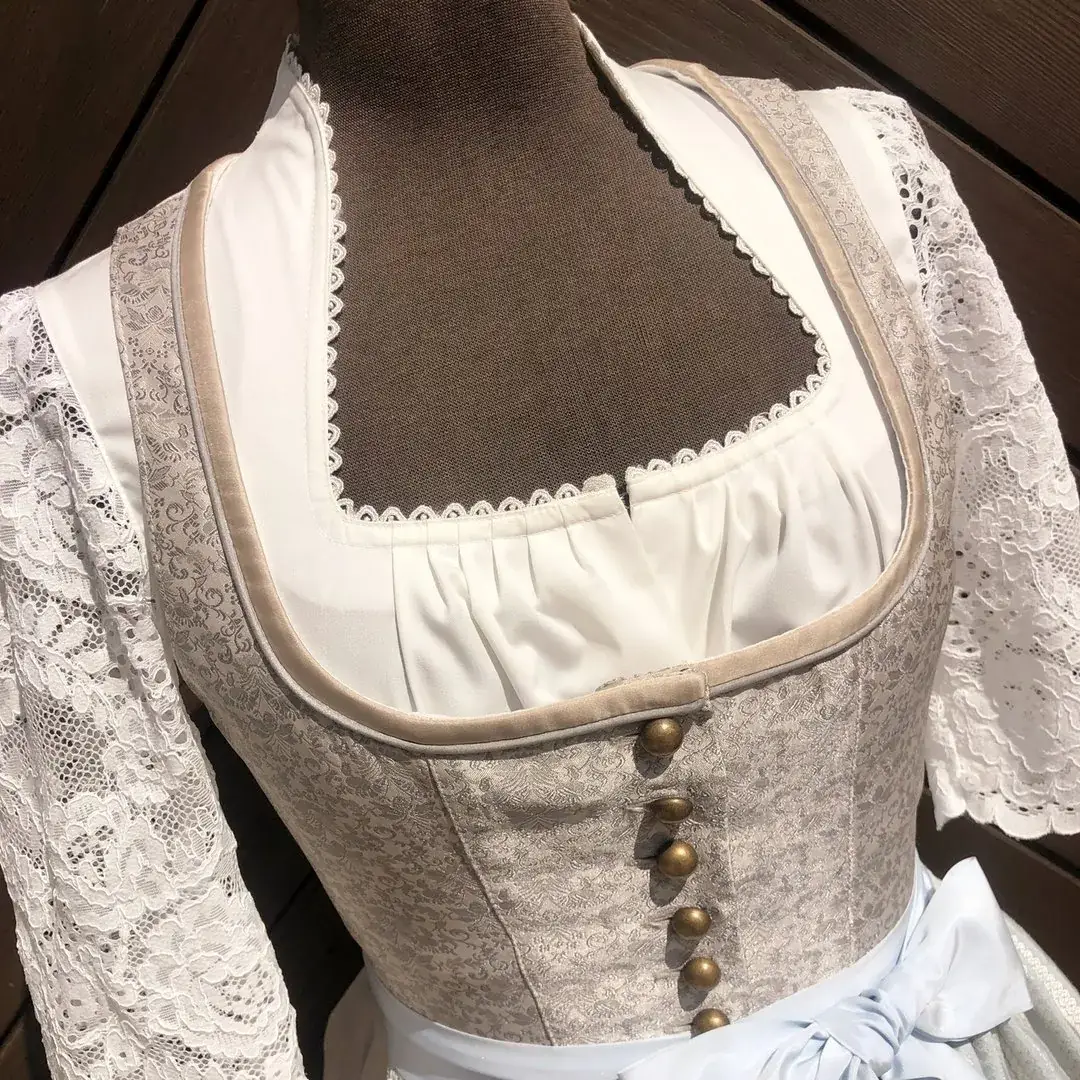 Waldorff Dirndlbluse langarm in creme No. 4 – Bild 65 – Chiemgauer Heimatwerk Trachten-Onlineshop Waldorff Dirndlbluse langarm in creme No. 4 - Bild 65 - Chiemgauer Heimatwerk Trachten-Onlineshop