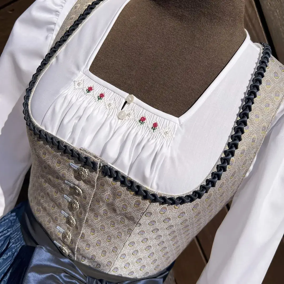 Waldorff Dirndlbluse langarm Miederbluse No. 10 – Bild 15 – Chiemgauer Heimatwerk Trachten-Onlineshop Waldorff Dirndlbluse langarm Miederbluse No. 10 - Bild 15 - Chiemgauer Heimatwerk Trachten-Onlineshop
