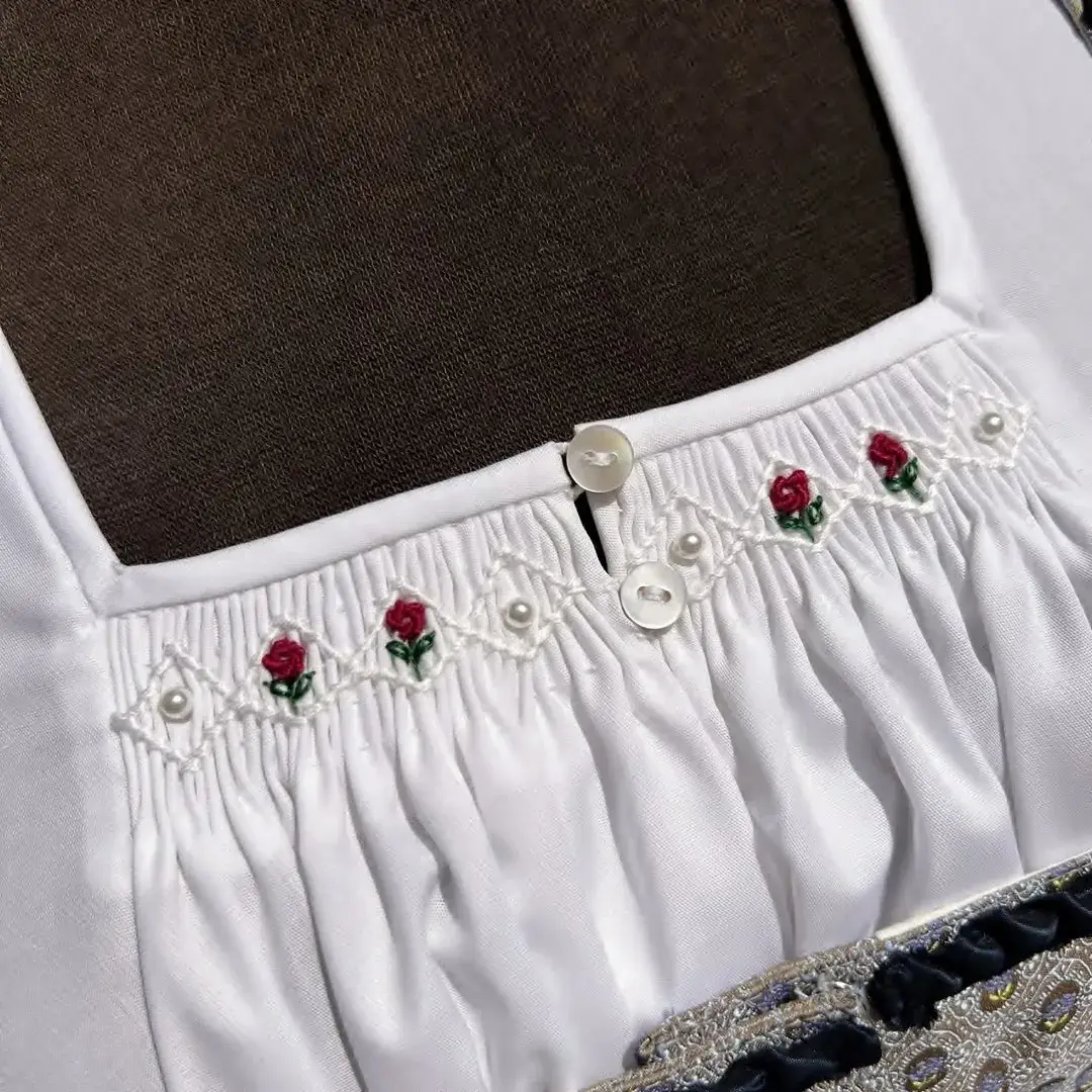 Waldorff Dirndlbluse langarm Miederbluse No. 10 – Bild 16 – Chiemgauer Heimatwerk Trachten-Onlineshop Waldorff Dirndlbluse langarm Miederbluse No. 10 - Bild 16 - Chiemgauer Heimatwerk Trachten-Onlineshop
