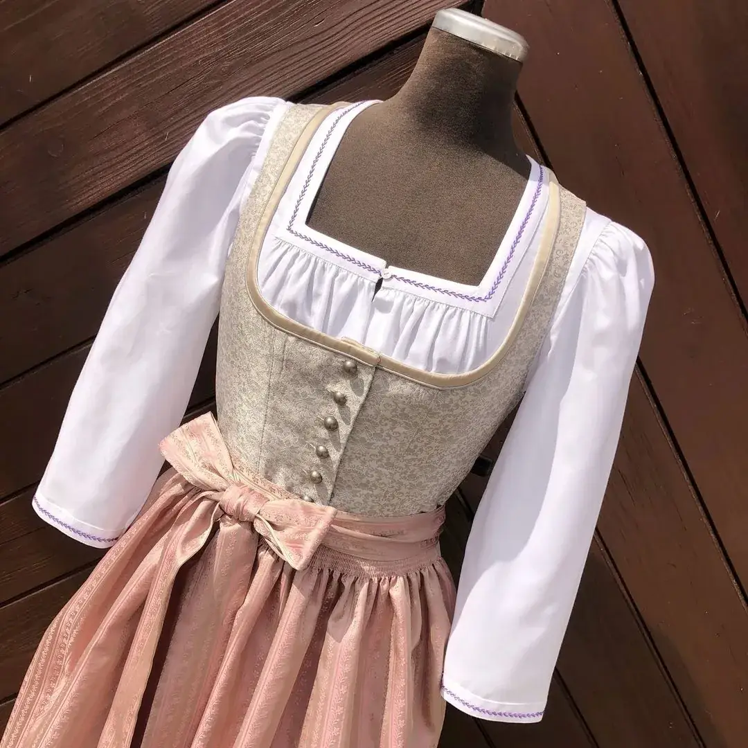 Waldorff Dirndlbluse langarm Miederbluse No. 18 – Bild 1 – Chiemgauer Heimatwerk Trachten-Onlineshop Waldorff Dirndlbluse langarm Miederbluse No. 18 - Bild 1 - Chiemgauer Heimatwerk Trachten-Onlineshop