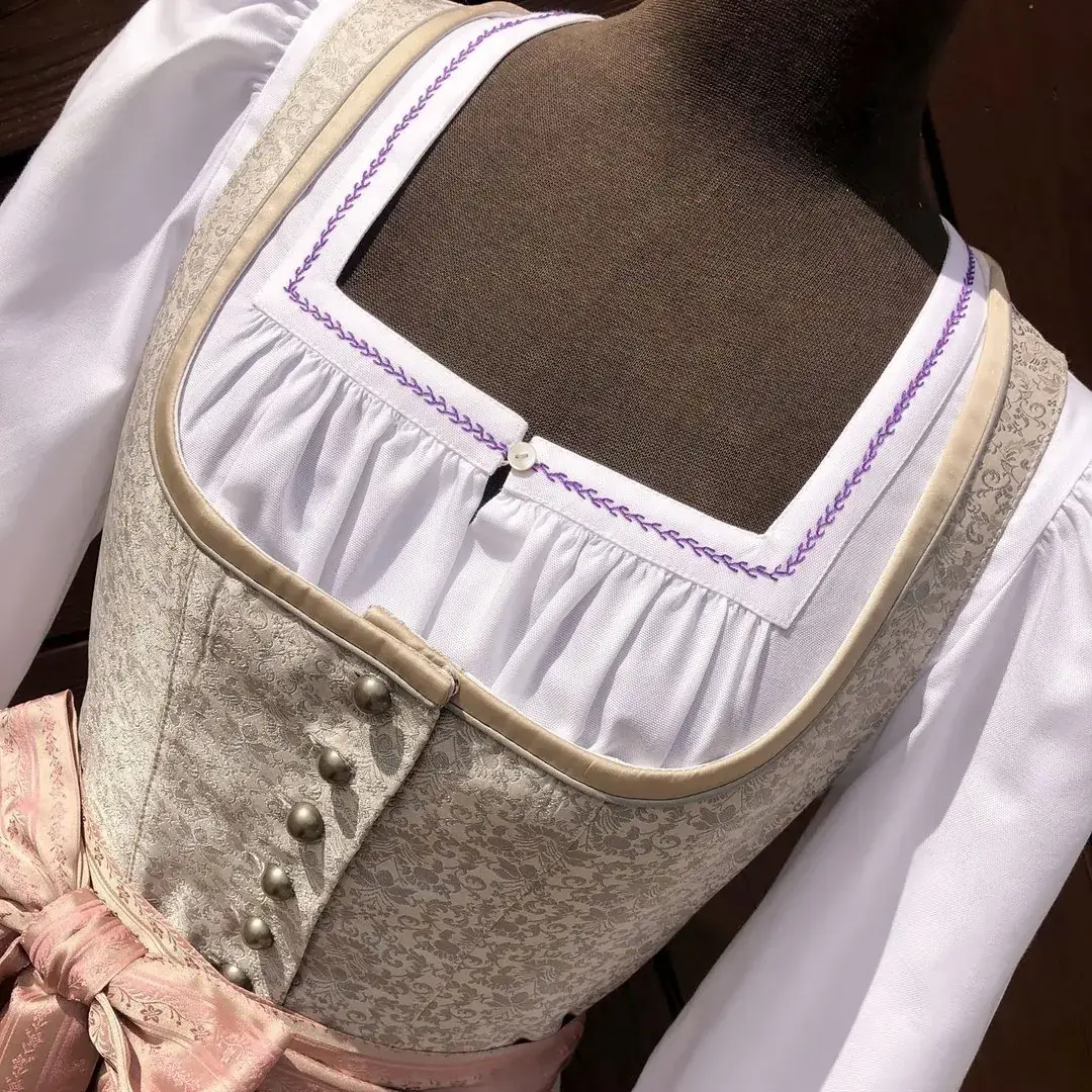 Waldorff Dirndlbluse langarm Miederbluse No. 18 – Bild 37 – Chiemgauer Heimatwerk Trachten-Onlineshop Waldorff Dirndlbluse langarm Miederbluse No. 18 - Bild 37 - Chiemgauer Heimatwerk Trachten-Onlineshop