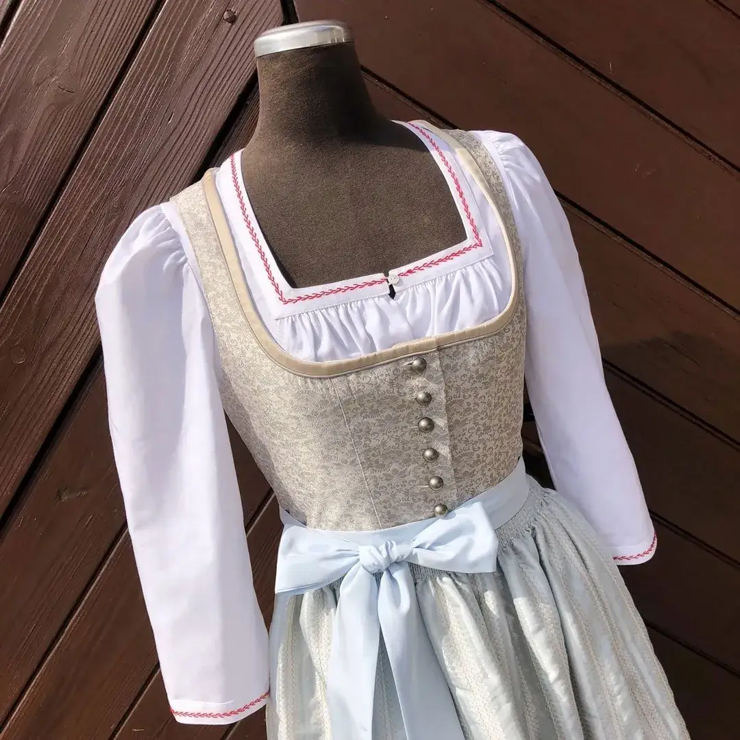 Waldorff Dirndlbluse langarm Miederbluse No. 19 – Bild 1 – Chiemgauer Heimatwerk Trachten-Onlineshop Waldorff Dirndlbluse langarm Miederbluse No. 19 - Bild 1 - Chiemgauer Heimatwerk Trachten-Onlineshop