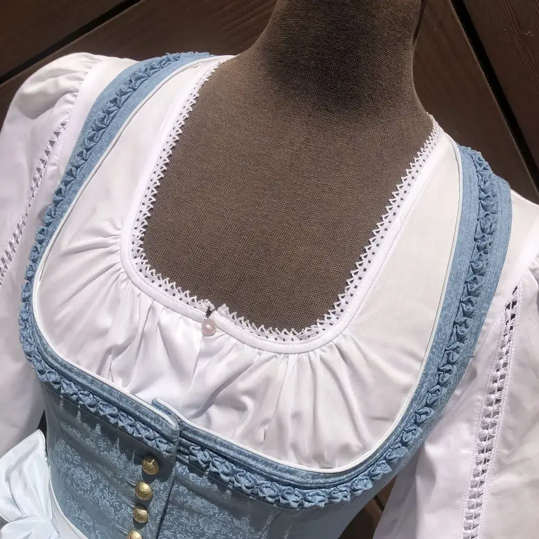 Waldorff Dirndlbluse langarm mit bestickten Ärmeln – Bild 51 – Chiemgauer Heimatwerk Trachten-Onlineshop Waldorff Dirndlbluse langarm mit bestickten Ärmeln - Bild 51 - Chiemgauer Heimatwerk Trachten-Onlineshop