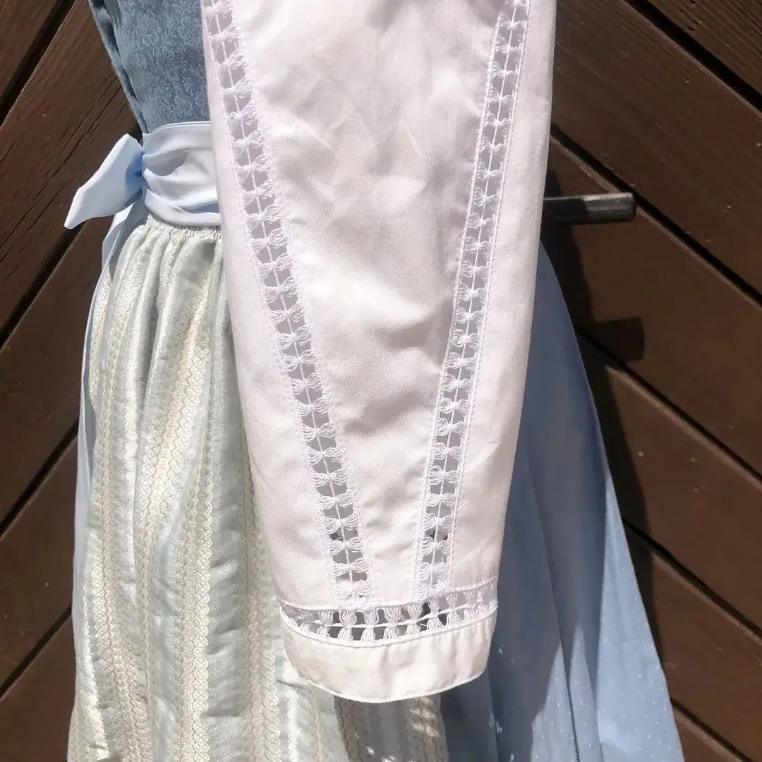 Waldorff Dirndlbluse langarm mit bestickten Ärmeln – Bild 64 – Chiemgauer Heimatwerk Trachten-Onlineshop Waldorff Dirndlbluse langarm mit bestickten Ärmeln - Bild 64 - Chiemgauer Heimatwerk Trachten-Onlineshop
