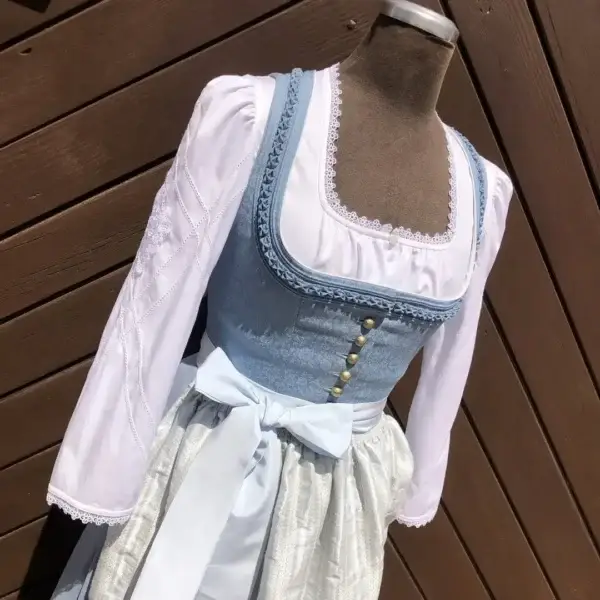 Waldorff Dirndlbluse langarm mit bestickten Ärmeln No. 3 – Bild 1 – Chiemgauer Heimatwerk Trachten-Onlineshop Waldorff Dirndlbluse langarm mit bestickten Ärmeln No. 3 - Bild 1 - Chiemgauer Heimatwerk Trachten-Onlineshop
