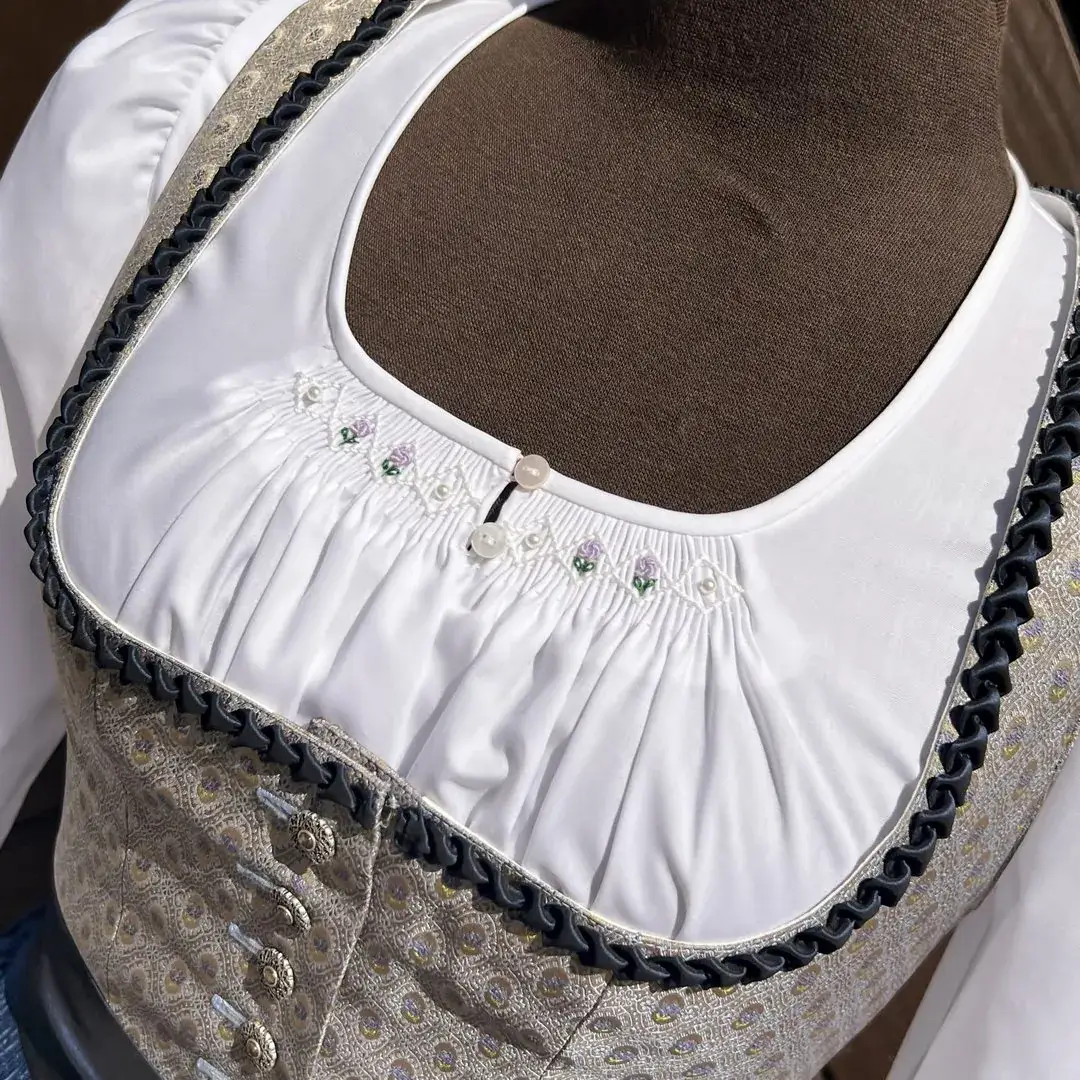Waldorff Dirndlbluse langarm mit Handstickerei No. 1 – Bild 18 – Chiemgauer Heimatwerk Trachten-Onlineshop Waldorff Dirndlbluse langarm mit Handstickerei No. 1 - Bild 18 - Chiemgauer Heimatwerk Trachten-Onlineshop