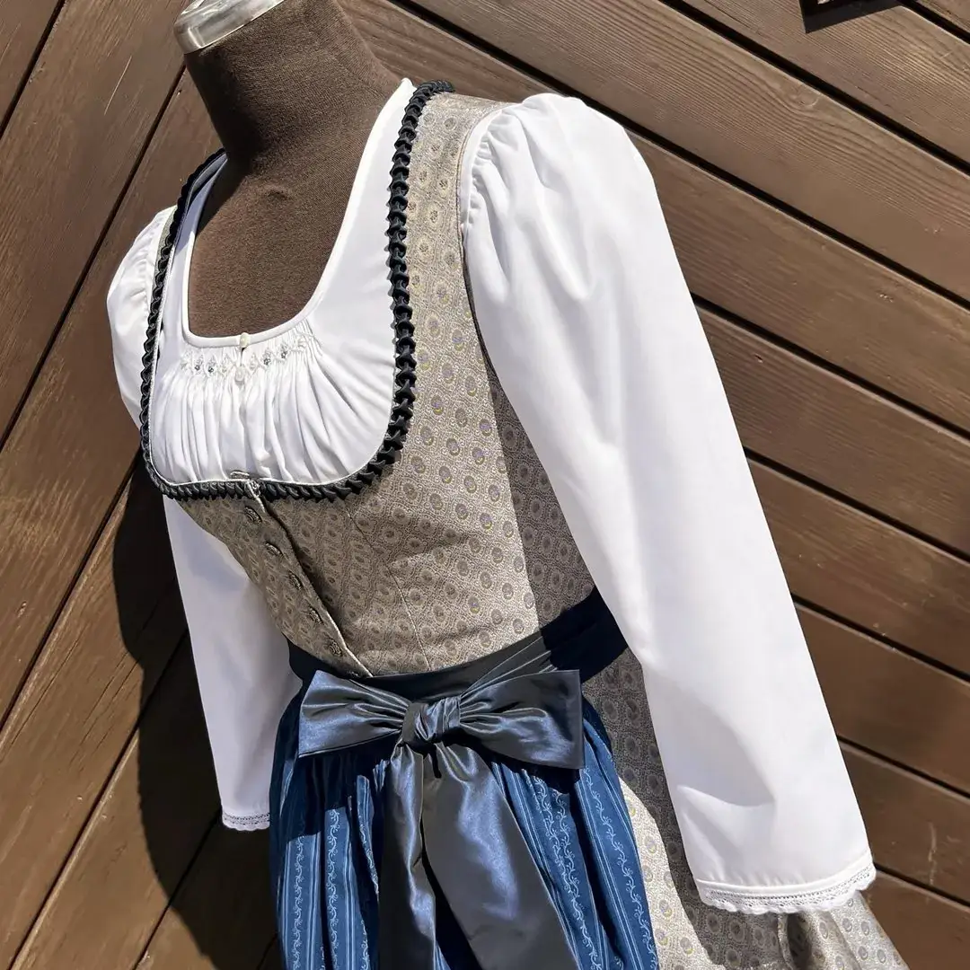 Waldorff Dirndlbluse langarm mit Handstickerei No. 1 – Bild 45 – Chiemgauer Heimatwerk Trachten-Onlineshop Waldorff Dirndlbluse langarm mit Handstickerei No. 1 - Bild 45 - Chiemgauer Heimatwerk Trachten-Onlineshop