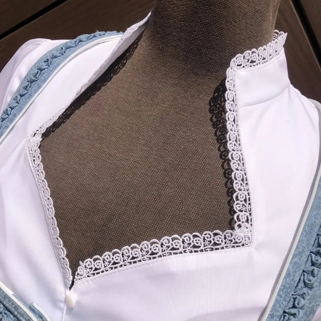 Waldorff Dirndlbluse langarm mit Herzausschnitt – Bild 9 – Chiemgauer Heimatwerk Trachten-Onlineshop Waldorff Dirndlbluse langarm mit Herzausschnitt - Bild 9 - Chiemgauer Heimatwerk Trachten-Onlineshop