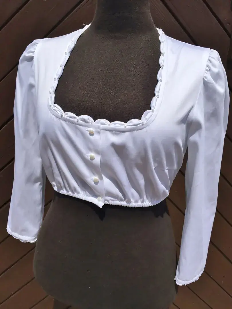 Waldorff Dirndlbluse langarm mit Perlen No. 12 – Bild 2 – Chiemgauer Heimatwerk Trachten-Onlineshop Waldorff Dirndlbluse langarm mit Perlen No. 12 - Bild 2 - Chiemgauer Heimatwerk Trachten-Onlineshop