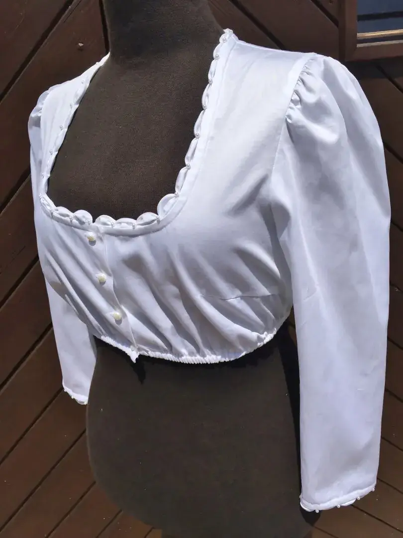 Waldorff Dirndlbluse langarm mit Perlen No. 12 – Bild 4 – Chiemgauer Heimatwerk Trachten-Onlineshop Waldorff Dirndlbluse langarm mit Perlen No. 12 - Bild 4 - Chiemgauer Heimatwerk Trachten-Onlineshop