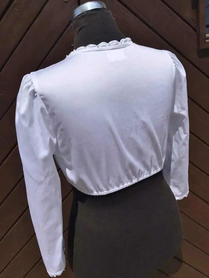 Waldorff Dirndlbluse langarm mit Perlen No. 12 – Bild 7 – Chiemgauer Heimatwerk Trachten-Onlineshop Waldorff Dirndlbluse langarm mit Perlen No. 12 - Bild 7 - Chiemgauer Heimatwerk Trachten-Onlineshop