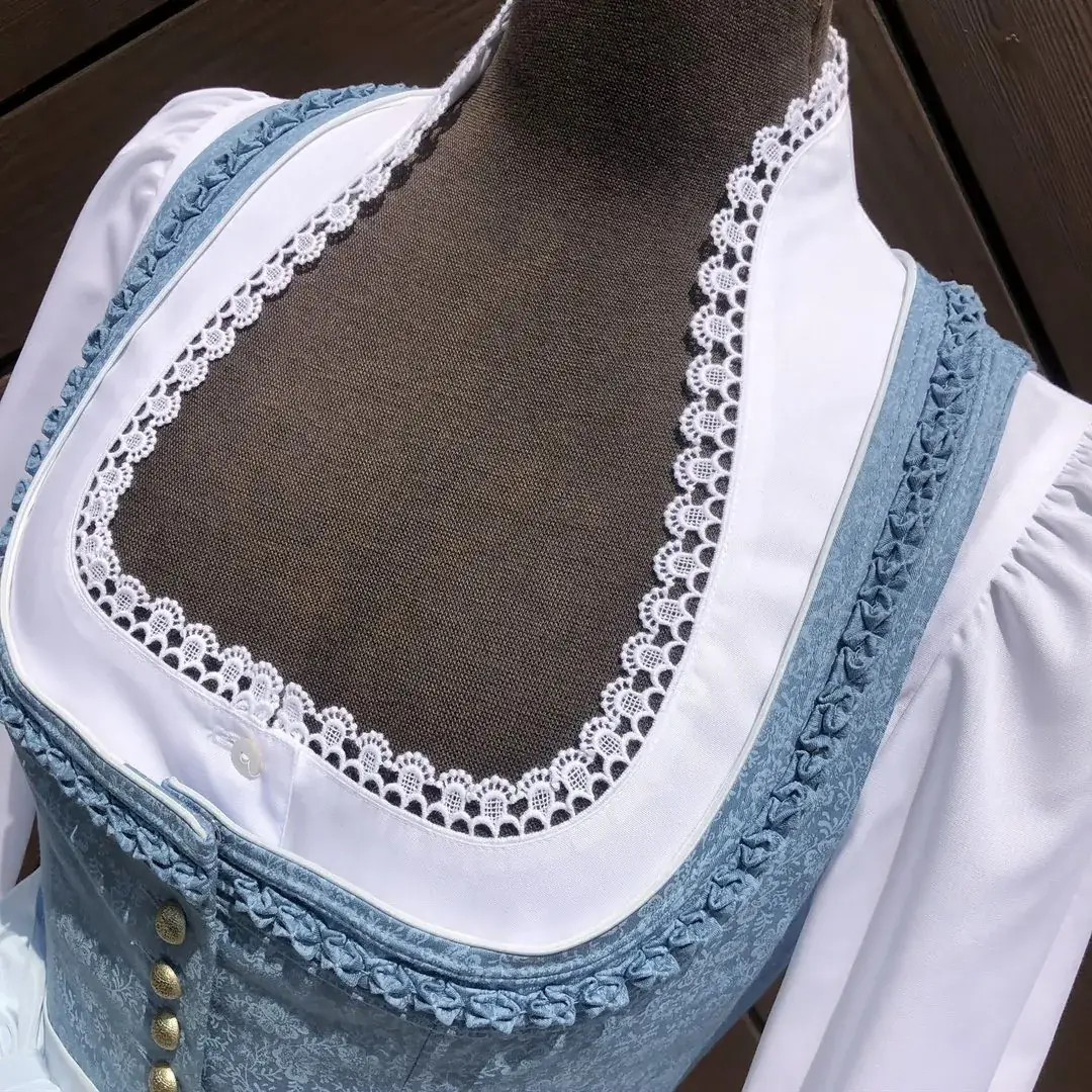 Waldorff Dirndlbluse langarm mit Schneewittchenkragen – Bild 6 – Chiemgauer Heimatwerk Trachten-Onlineshop Waldorff Dirndlbluse langarm mit Schneewittchenkragen - Bild 6 - Chiemgauer Heimatwerk Trachten-Onlineshop