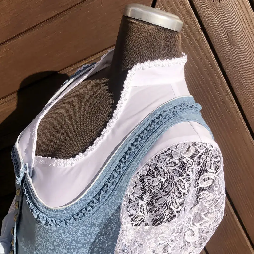 Waldorff Dirndlbluse langarm mit Schneewittchenkragen No. 1 – Bild 3 – Chiemgauer Heimatwerk Trachten-Onlineshop Waldorff Dirndlbluse langarm mit Schneewittchenkragen No. 1 - Bild 3 - Chiemgauer Heimatwerk Trachten-Onlineshop