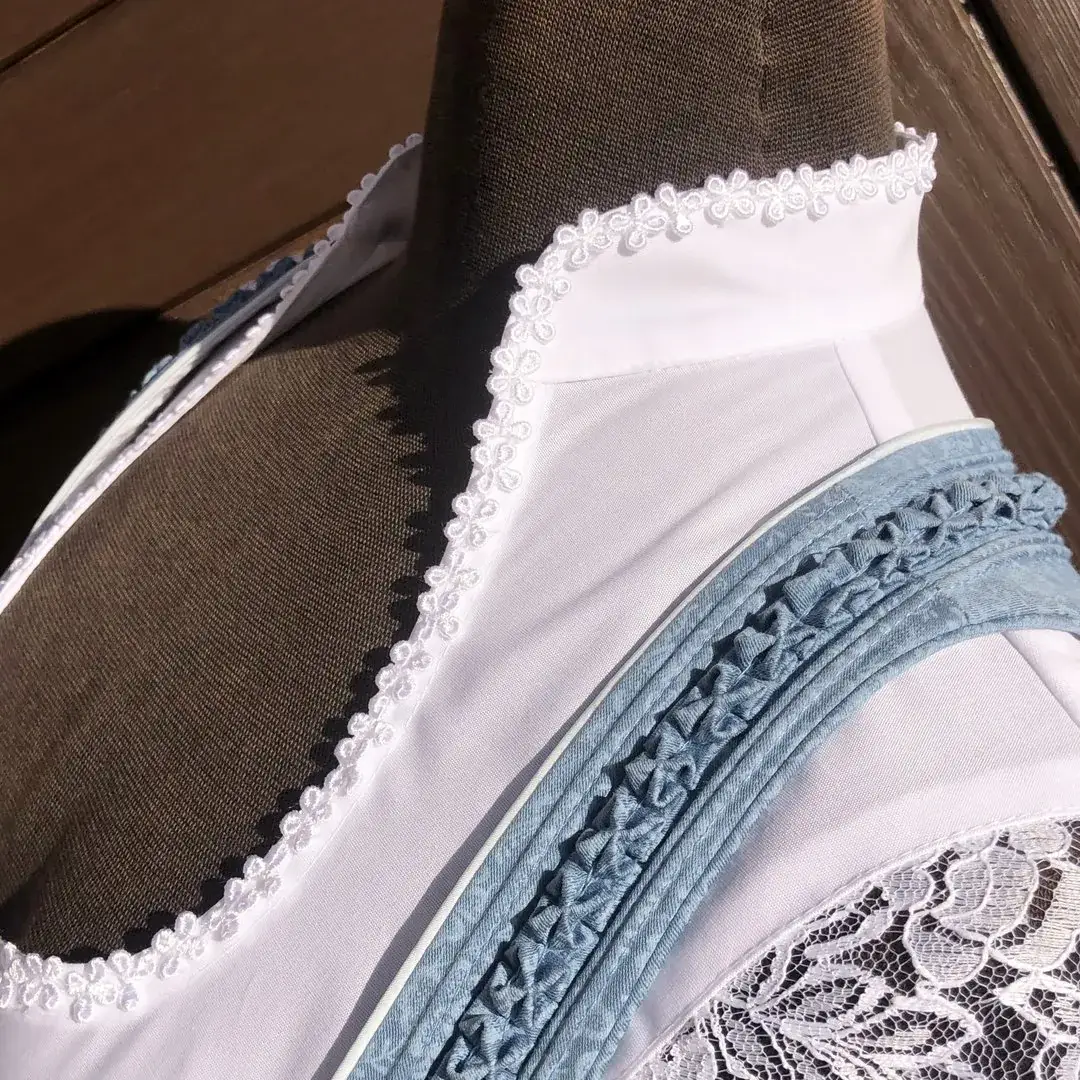 Waldorff Dirndlbluse langarm mit Schneewittchenkragen No. 1 – Bild 6 – Chiemgauer Heimatwerk Trachten-Onlineshop Waldorff Dirndlbluse langarm mit Schneewittchenkragen No. 1 - Bild 6 - Chiemgauer Heimatwerk Trachten-Onlineshop