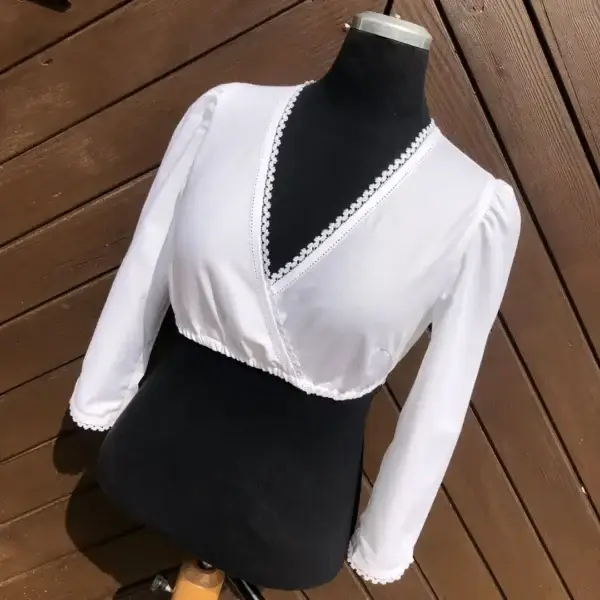 Waldorff Dirndlbluse langarm mit V-Ausschnitt No. 12 – Bild 1 – Chiemgauer Heimatwerk Trachten-Onlineshop Waldorff Dirndlbluse langarm mit V-Ausschnitt No. 12 - Bild 1 - Chiemgauer Heimatwerk Trachten-Onlineshop