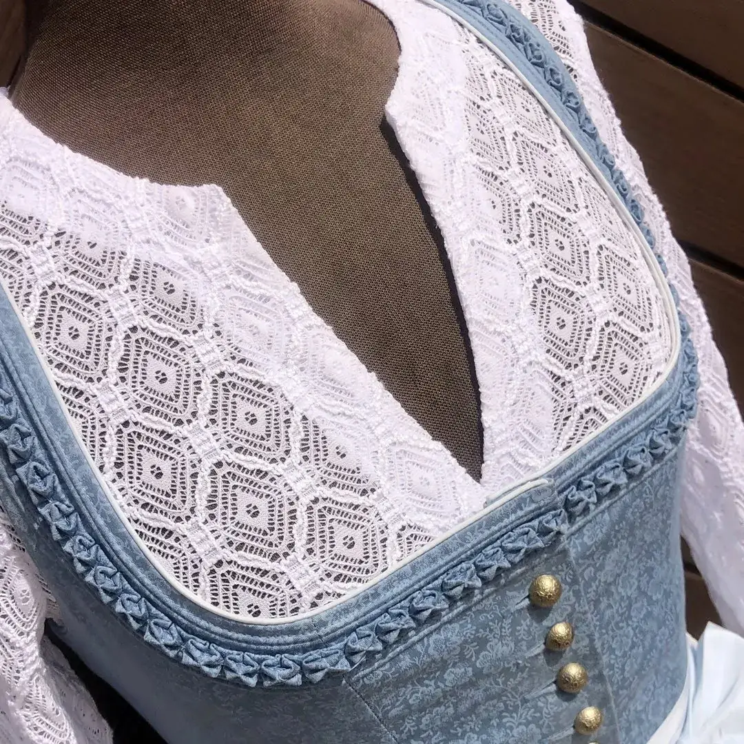 Waldorff Dirndlbluse langarm mit V-Ausschnitt No. 9 – Bild 64 – Chiemgauer Heimatwerk Trachten-Onlineshop Waldorff Dirndlbluse langarm mit V-Ausschnitt No. 9 - Bild 64 - Chiemgauer Heimatwerk Trachten-Onlineshop