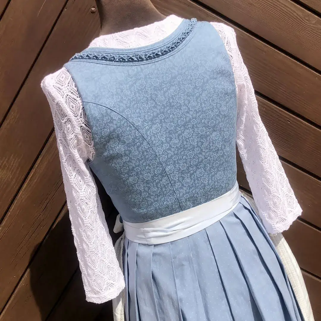 Waldorff Dirndlbluse langarm mit V-Ausschnitt No. 9 – Bild 71 – Chiemgauer Heimatwerk Trachten-Onlineshop Waldorff Dirndlbluse langarm mit V-Ausschnitt No. 9 - Bild 71 - Chiemgauer Heimatwerk Trachten-Onlineshop