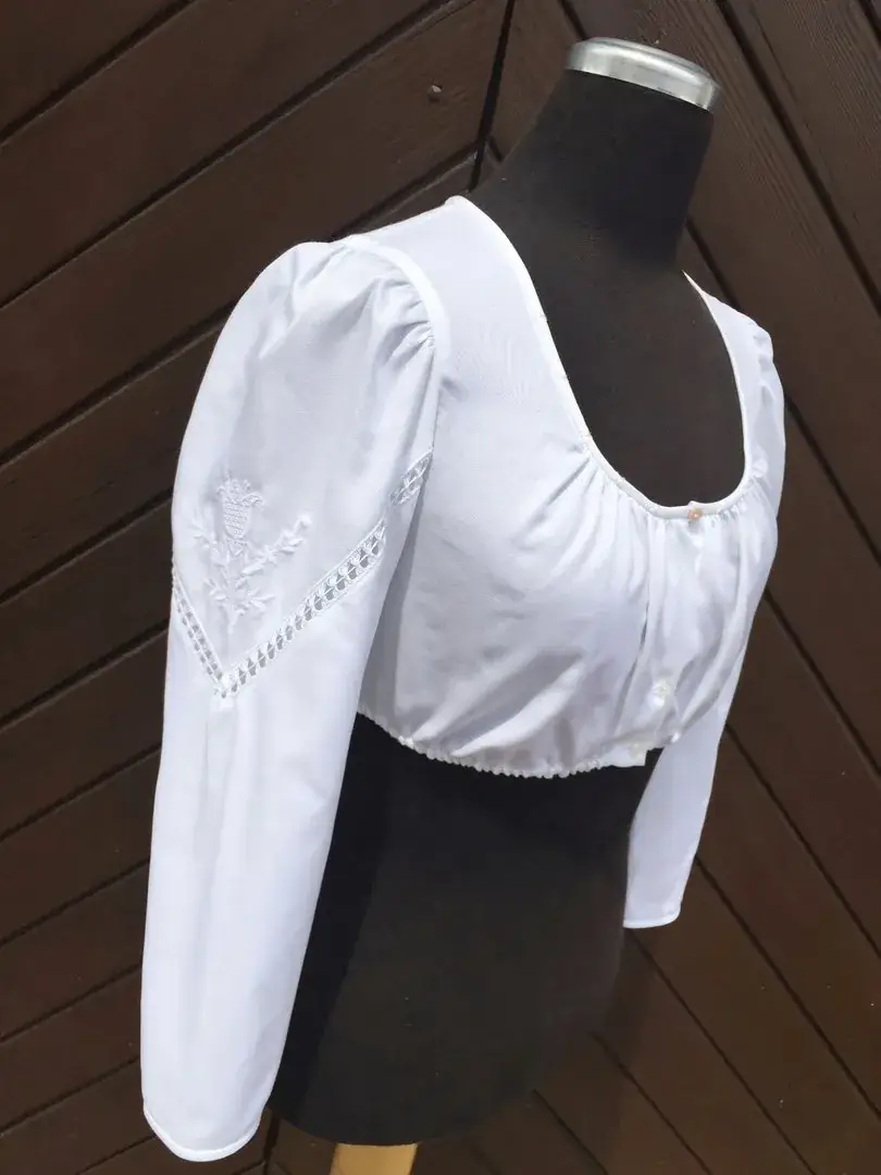 Waldorff Dirndlbluse mit bestickten Ärmeln – Bild 1 – Chiemgauer Heimatwerk Trachten-Onlineshop Waldorff Dirndlbluse mit bestickten Ärmeln - Bild 1 - Chiemgauer Heimatwerk Trachten-Onlineshop