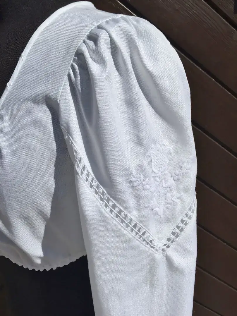 Waldorff Dirndlbluse mit bestickten Ärmeln – Bild 4 – Chiemgauer Heimatwerk Trachten-Onlineshop Waldorff Dirndlbluse mit bestickten Ärmeln - Bild 4 - Chiemgauer Heimatwerk Trachten-Onlineshop