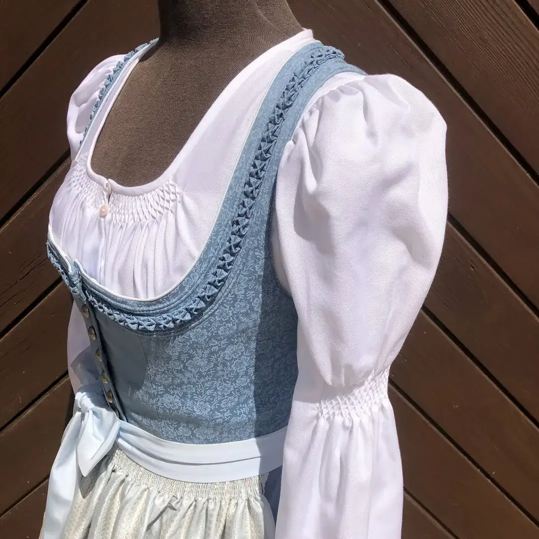 Waldorff Dirndlbluse mit handgefertigtem Smok No. 2 – Bild 6 – Chiemgauer Heimatwerk Trachten-Onlineshop Waldorff Dirndlbluse mit handgefertigtem Smok No. 2 - Bild 6 - Chiemgauer Heimatwerk Trachten-Onlineshop