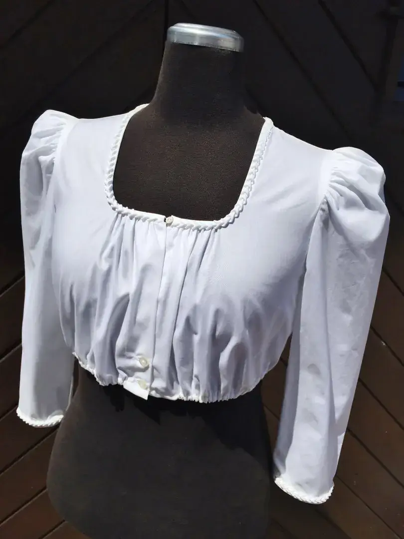 Waldorff Dirndlbluse mit handgenähter Herzrüsche No. 2 – Bild 1 – Chiemgauer Heimatwerk Trachten-Onlineshop Waldorff Dirndlbluse mit handgenähter Herzrüsche No. 2 - Bild 1 - Chiemgauer Heimatwerk Trachten-Onlineshop