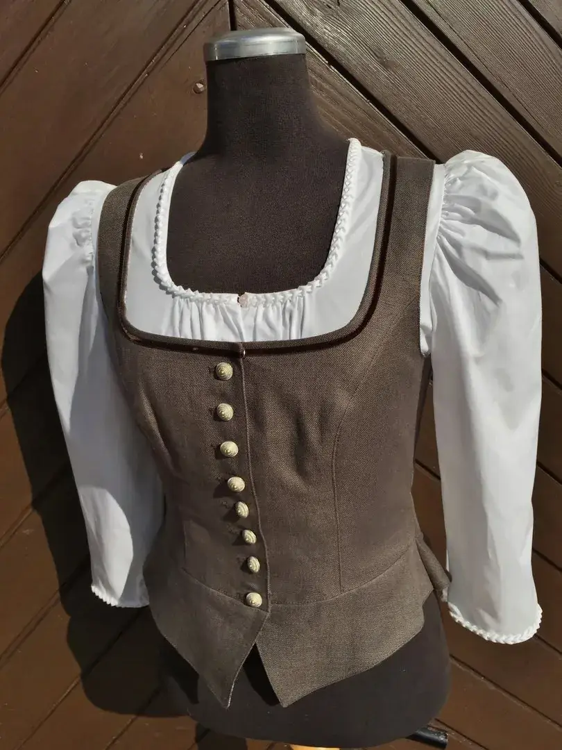 Waldorff Dirndlbluse mit handgenähter Herzrüsche No. 2 – Bild 14 – Chiemgauer Heimatwerk Trachten-Onlineshop Waldorff Dirndlbluse mit handgenähter Herzrüsche No. 2 - Bild 14 - Chiemgauer Heimatwerk Trachten-Onlineshop