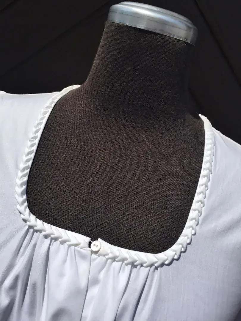 Waldorff Dirndlbluse mit handgenähter Herzrüsche No. 2 – Bild 20 – Chiemgauer Heimatwerk Trachten-Onlineshop Waldorff Dirndlbluse mit handgenähter Herzrüsche No. 2 - Bild 20 - Chiemgauer Heimatwerk Trachten-Onlineshop
