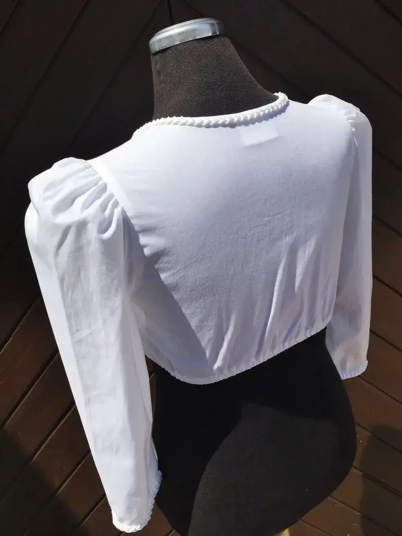 Waldorff Dirndlbluse mit handgenähter Herzrüsche No. 2 – Bild 8 – Chiemgauer Heimatwerk Trachten-Onlineshop Waldorff Dirndlbluse mit handgenähter Herzrüsche No. 2 - Bild 8 - Chiemgauer Heimatwerk Trachten-Onlineshop
