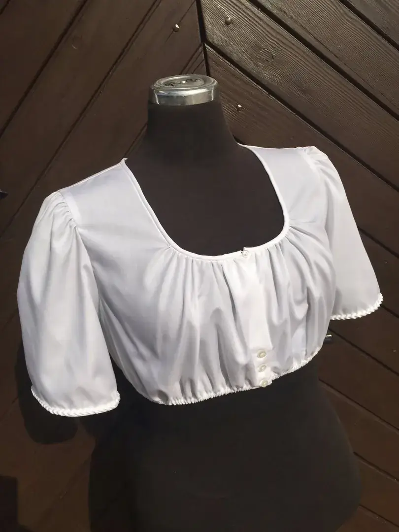 Waldorff Dirndlbluse mit handgenähter Herzrüsche No. 3 – Bild 1 – Chiemgauer Heimatwerk Trachten-Onlineshop Waldorff Dirndlbluse mit handgenähter Herzrüsche No. 3 - Bild 1 - Chiemgauer Heimatwerk Trachten-Onlineshop