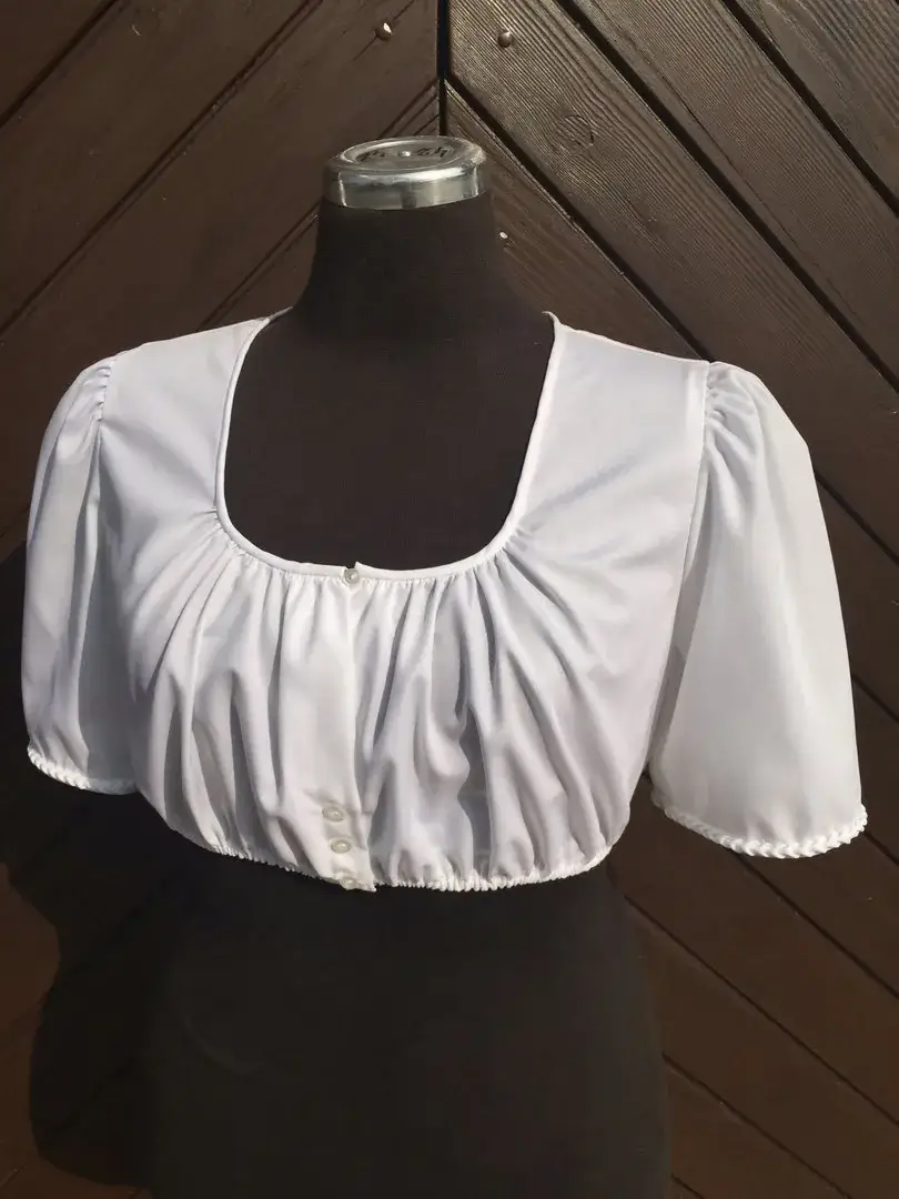 Waldorff Dirndlbluse mit handgenähter Herzrüsche No. 3 – Bild 4 – Chiemgauer Heimatwerk Trachten-Onlineshop Waldorff Dirndlbluse mit handgenähter Herzrüsche No. 3 - Bild 4 - Chiemgauer Heimatwerk Trachten-Onlineshop