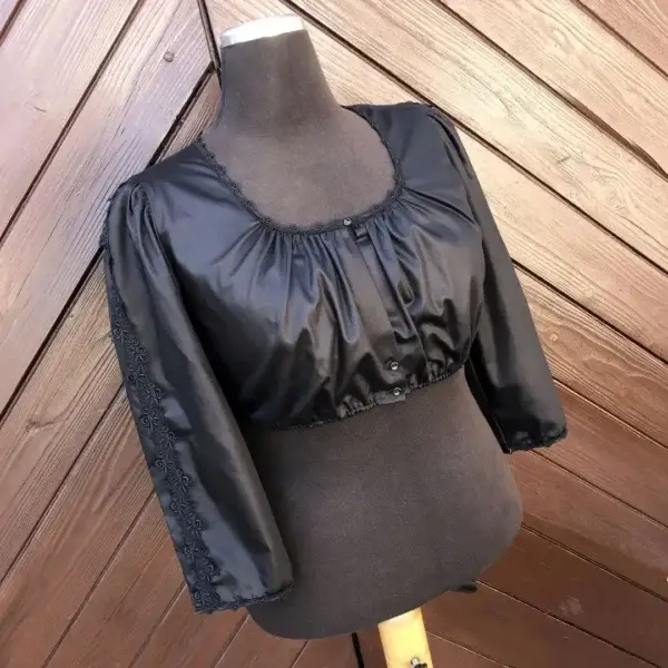 Waldorff Dirndlbluse schwarz aus Satin – Bild 1 – Chiemgauer Heimatwerk Trachten-Onlineshop Waldorff Dirndlbluse schwarz aus Satin - Bild 1 - Chiemgauer Heimatwerk Trachten-Onlineshop
