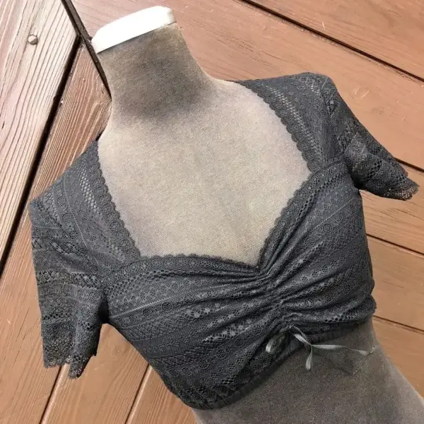 Waldorff Dirndlbluse schwarz aus Spitze No. 3 – Bild 1 – Chiemgauer Heimatwerk Trachten-Onlineshop Waldorff Dirndlbluse schwarz aus Spitze No. 3 - Bild 1 - Chiemgauer Heimatwerk Trachten-Onlineshop