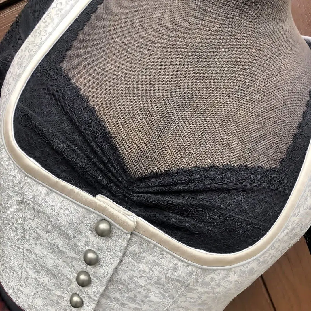 Waldorff Dirndlbluse schwarz aus Spitze No. 3 – Bild 10 – Chiemgauer Heimatwerk Trachten-Onlineshop Waldorff Dirndlbluse schwarz aus Spitze No. 3 - Bild 10 - Chiemgauer Heimatwerk Trachten-Onlineshop
