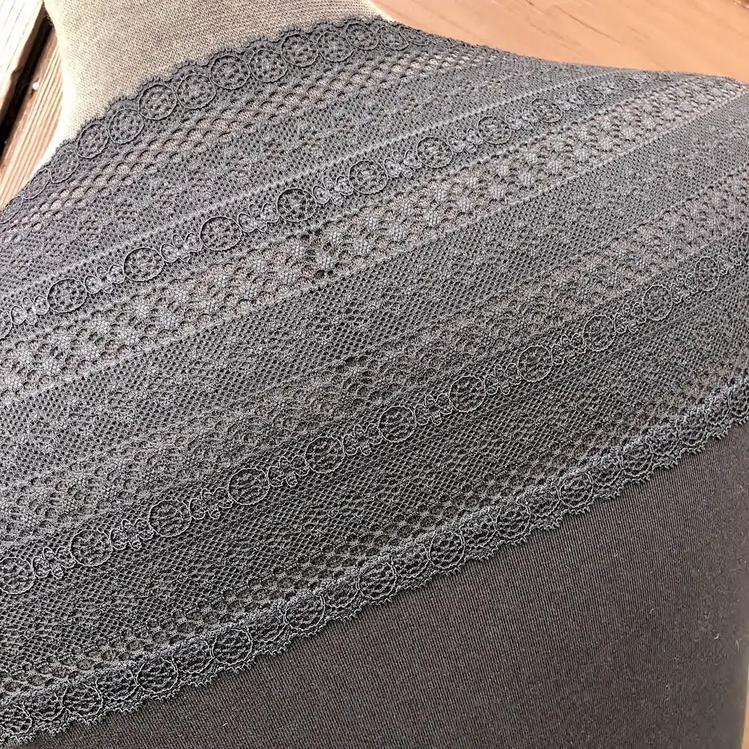 Waldorff Dirndlbluse schwarz aus Spitze No. 3 – Bild 12 – Chiemgauer Heimatwerk Trachten-Onlineshop Waldorff Dirndlbluse schwarz aus Spitze No. 3 - Bild 12 - Chiemgauer Heimatwerk Trachten-Onlineshop