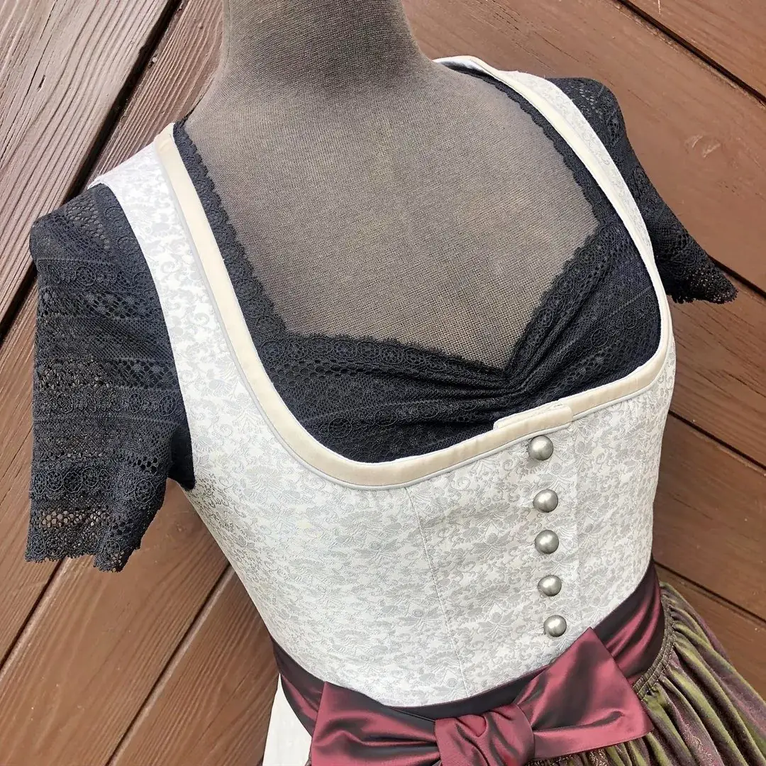 Waldorff Dirndlbluse schwarz aus Spitze No. 3 – Bild 14 – Chiemgauer Heimatwerk Trachten-Onlineshop Waldorff Dirndlbluse schwarz aus Spitze No. 3 - Bild 14 - Chiemgauer Heimatwerk Trachten-Onlineshop