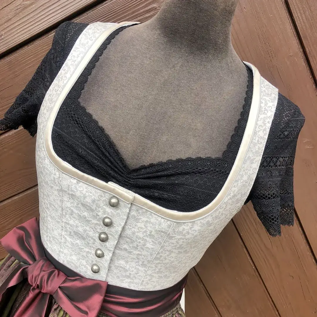 Waldorff Dirndlbluse schwarz aus Spitze No. 3 – Bild 16 – Chiemgauer Heimatwerk Trachten-Onlineshop Waldorff Dirndlbluse schwarz aus Spitze No. 3 - Bild 16 - Chiemgauer Heimatwerk Trachten-Onlineshop